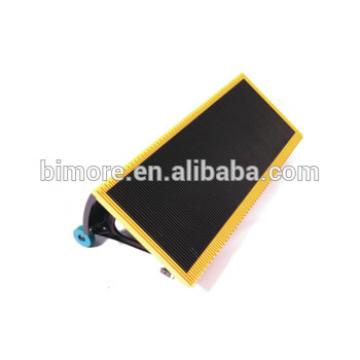 BIMORE J619101A000FTG2 Escalator step with 4 sides yellow plastic demarcations